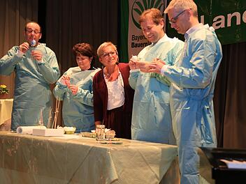 Pfarrer Michael Krug, Beate Opel, Rosi Kraus, Hermann Ulm und Uwe Kirschstein (v. l.) auf der Bühne Foto: Franz Galster