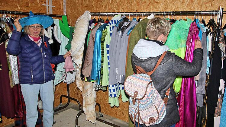 Kostüme und Hüte in reicher Auswahl gab es beim Theater-Verkauf. Foto: Dieter Britz