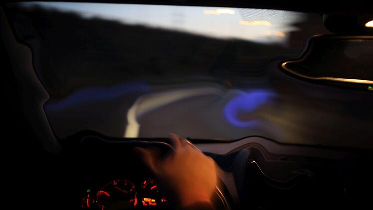 Ohne Licht fuhr eine 47-Jährige aus Chemnitz betrunken auf der A93 in Selb im Kreis Hof. Symbolfoto: ambrozinio/Adobe Stock