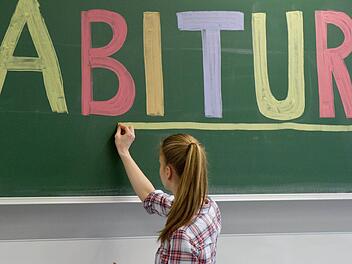 Die allermeisten Schüler haben das Abitur, die Fachhochschulreife, die Mittlere Reife oder  den Quali in der Tasche. Ausgelassen feiern kann man den erfolgreichen Abschluss im Corona-Jahr aber nicht. Symbolbild: Tobias Kleinschmidt/dpa