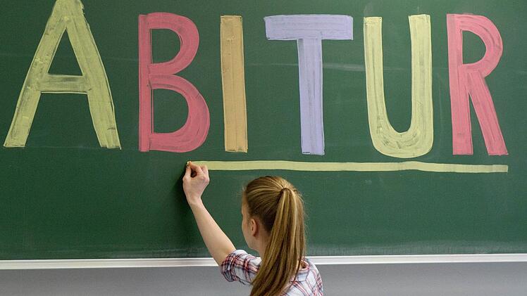 Die allermeisten Schüler haben das Abitur, die Fachhochschulreife, die Mittlere Reife oder  den Quali in der Tasche. Ausgelassen feiern kann man den erfolgreichen Abschluss im Corona-Jahr aber nicht. Symbolbild: Tobias Kleinschmidt/dpa