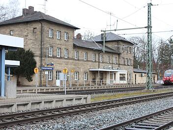 Der Hochstadter Bahnhof ist ein stattliches Sandsteingebäude, bestehend aus zwei dreigeschossigen Baukörpern mit Walmdach rechts und links, die mit einem zweigeschossigen Mitteltrakt mit Satteldach verbunden sind.