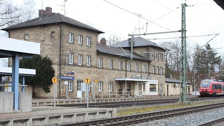 Der Hochstadter Bahnhof ist ein stattliches Sandsteingebäude, bestehend aus zwei dreigeschossigen Baukörpern mit Walmdach rechts und links, die mit einem zweigeschossigen Mitteltrakt mit Satteldach verbunden sind.