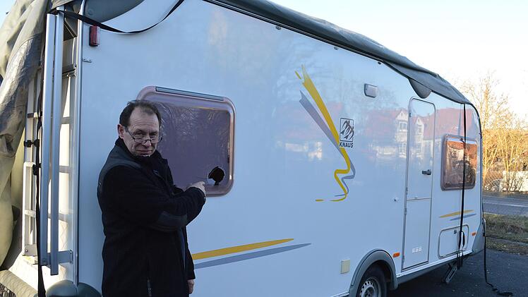 Der Münnerstädter Heinz Peetz stellte eines Morgens im Februar überrascht fest, dass in der Scheibe eines Wohnwagens auf seinem Gelände an der Bahnhofstraße ein großes Loch war.