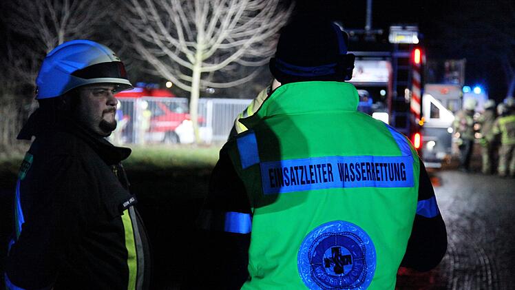 Sand am Main: Einsatzkräfte retten 25-Jährigen von Baggersee-Insel - "Völlig durchnässt und alleine im Dunkeln"