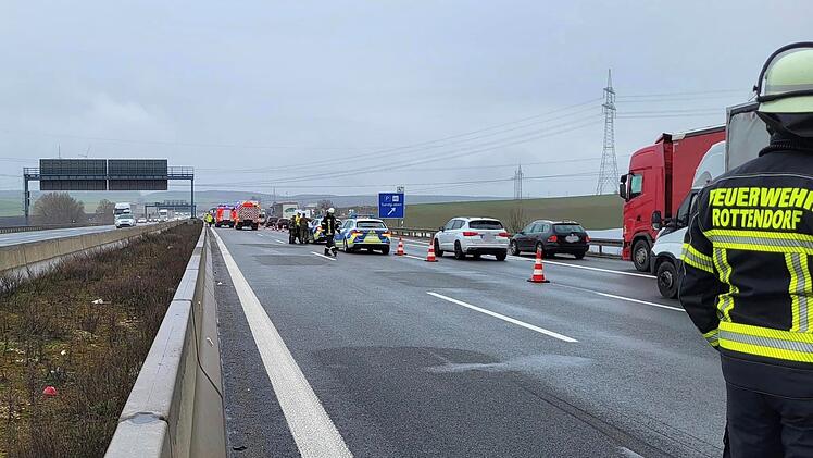 A3: Dritter Unfall seit Samstag - Bundeswehr leistet erst Hilfe - "Zwei Spuren gesperrt"