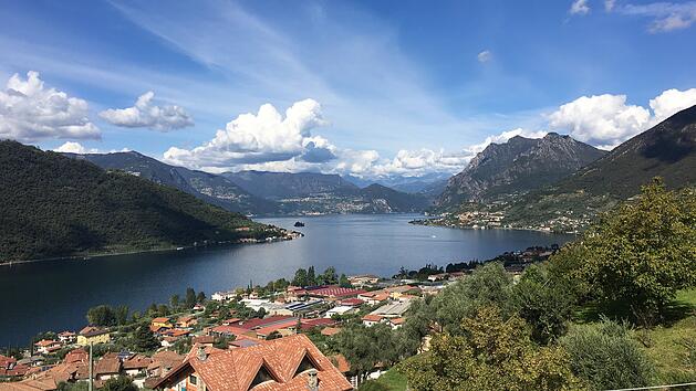 Blick auf den Iseosee mit Monte Isola in der Lombardei