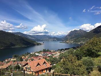Blick auf den Iseosee mit Monte Isola in der Lombardei