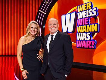 Sch&ouml;neberger r&auml;umt Raab bei Show-Premiere mit Abrissbirne ab