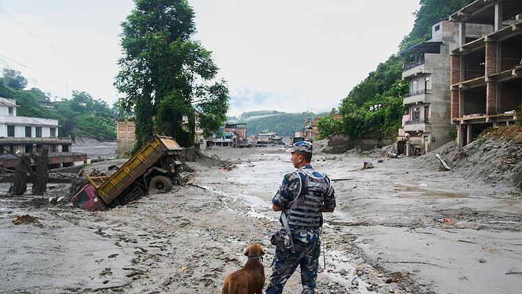 Sturzflut an Grenze zwischen China und Nepal
