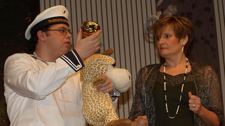 Graf Karl-Kuno Lobster (Jonas Kiesel) und seine Mutter, Gräfin Lobster (Yvonne Kleinhenz), die für ihr Schloss einen Investor sucht.