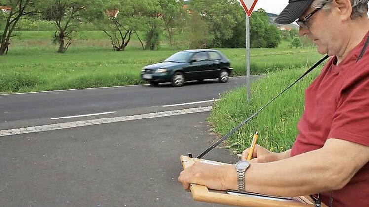 Jürgen Ließ vom Büro ViaProject erfasst die Verkehrsströme zwischen Euerdorf, Ramsthal und Sulzthal. Foto: Ralf Ruppert