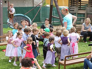 Auch durch das Frankenland führte die "Reise durch die Welt" beim Kindergartenfest in Eltingshausen.  Foto: Stefan Geiger