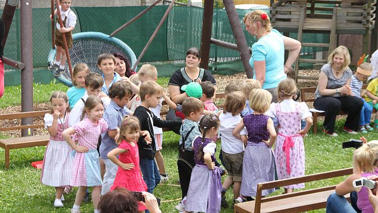 Auch durch das Frankenland führte die "Reise durch die Welt" beim Kindergartenfest in Eltingshausen.  Foto: Stefan Geiger