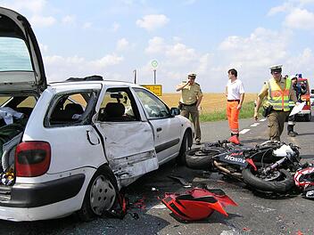 Durch die Wucht des Aufpralls wurde das abbiegende Auto wieder in seine ursprüngliche Fahrtrichtung gedreht. Foto: Andreas Dorsch