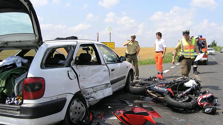 Durch die Wucht des Aufpralls wurde das abbiegende Auto wieder in seine ursprüngliche Fahrtrichtung gedreht. Foto: Andreas Dorsch