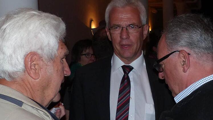 Rudi Eck gratuliert seinem Nachfolger Günther Werner, über dessen Wahl sich auch Vater August Werner freut (von rechts).  Fotos: Klaus Schmitt