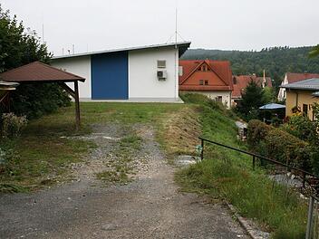 Notquartier: Zwei Wohncontainer für Obdachlose sollen zwischen dem alten Wasserwerk (rechts), dem neuen Wasserwerk (hinten) und dem Bauhof aufgestellt werden. Foto: Gerhard Herrmann