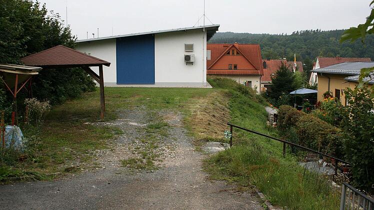 Notquartier: Zwei Wohncontainer für Obdachlose sollen zwischen dem alten Wasserwerk (rechts), dem neuen Wasserwerk (hinten) und dem Bauhof aufgestellt werden. Foto: Gerhard Herrmann