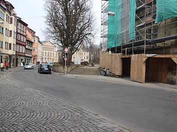 Etwa dort, wo heute die kurze Treppe auf den Schlossplatz führt, könnte die Zufahrt zur Tiefgarage angelegt werden. Fotos: Ulrike Nauer