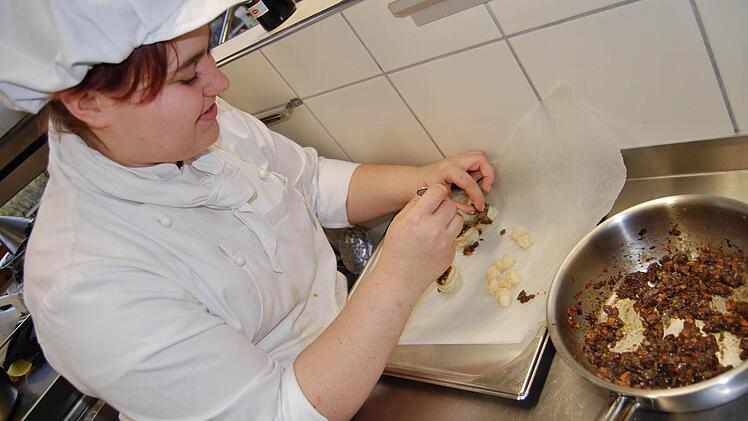 Koch-Azubi Ida Sophie Rehwald vom Hotel Neumühle (Wartmannsroth), die Gewinnerin des ersten Preises unter den Köchen, füllt kleine Pastetchen