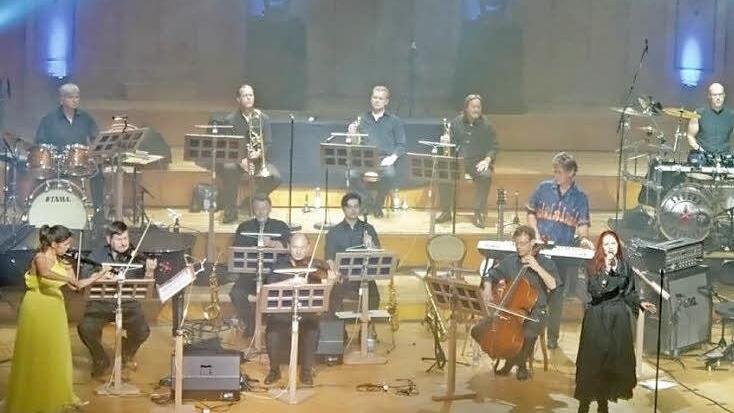 "Rock meets Klassik" lautete das Motto der Kissinger Nachtmusik, die das Kurorchester unter ihrer Leiterin Elena Iossifova und die Schweizer Rockband "Elyria" mit ihrer Sängerin Patricia Cooney gemeinsam bestritten. Foto: Werner Nöth