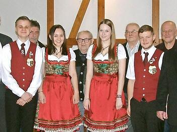 Beim Musikverein wurden Mitglieder für ihre langjährige Vereinszugehörigkeit und aktive Musiker geehrt: mit im Bild Vorsitzender Marco Kotschenreuther (links) sowie Alexander Klug und Wolfgang Müller (Zweiter und Dritter von rechts) vom Nordbayerischen Musikbund.  Foto: Hans Franz