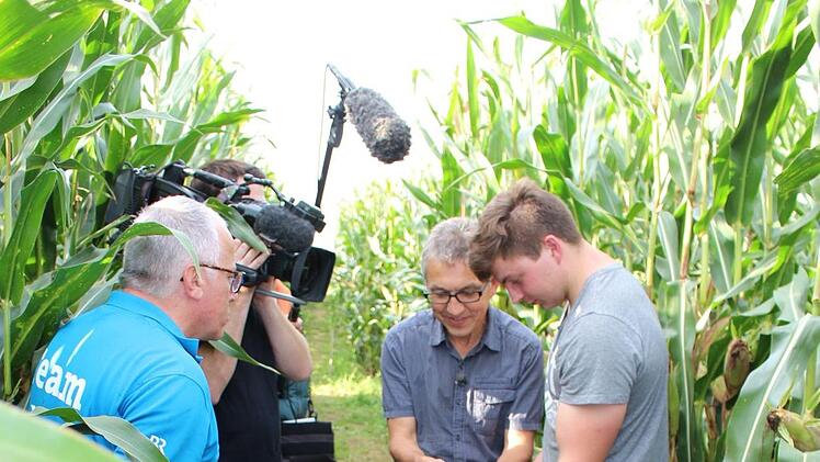 Ein Fernsehteam des Bayerischen Rundfunks bei Dreharbeiten. Der Bericht  ist am Freitag um 19 Uhr im Bayerischen Bernsehen zu sehen.Anton Weig