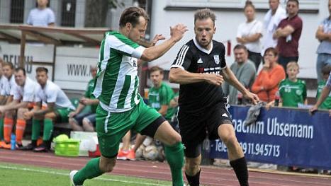 Thorsten Schlereth (rechts) hatte in Aschaffenburg die beste Chance f&uuml;r den FC Sand, als er die Latte traf.  Foto: FT-Archiv