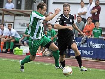 Thorsten Schlereth (rechts) hatte in Aschaffenburg die beste Chance f&uuml;r den FC Sand, als er die Latte traf.  Foto: FT-Archiv