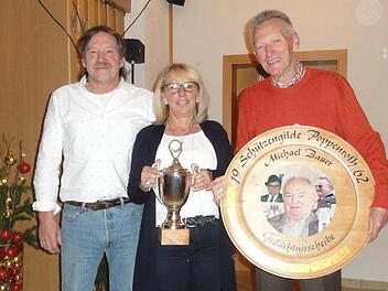 Gewinner des Er- und sie-Pokals sind (von links) Siegfried und Ulrike Kröckel. Auf der Michael-Bauer-Gedächtnis-Scheibe verewigt sich Gerd Scharka.Wolfgang Wimmel