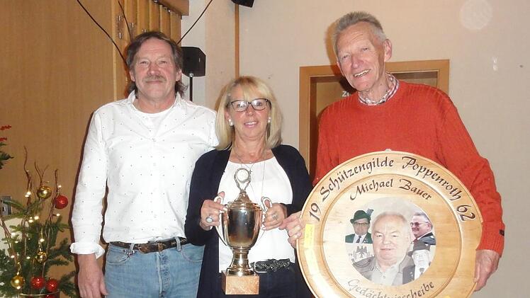 Gewinner des Er- und sie-Pokals sind (von links) Siegfried und Ulrike Kröckel. Auf der Michael-Bauer-Gedächtnis-Scheibe verewigt sich Gerd Scharka.Wolfgang Wimmel