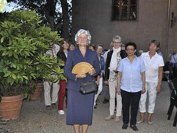 Carola Gräfin von Luxburg alias Renate Kiesel erzählt bei einem Spaziergang durch den Schlosspark aus dem Leben der letzten Bewohnerin von Schloss Aschach.  Foto: Peter Klopf