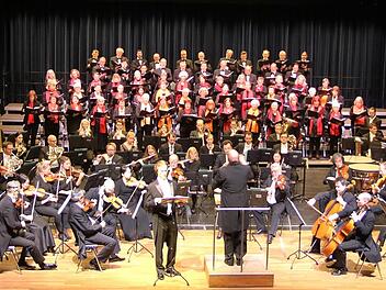 Werke russischer Komponisten brachten der Philharmonische Chor Bayreuth und die Hofer Symphoniker in der Dr.-Stammberger-Halle zu Gehör. Als Solist glänzte dabei der Bassbariton Andrew Nolen (vorne im Bild). Foto: Klaus Klaschka