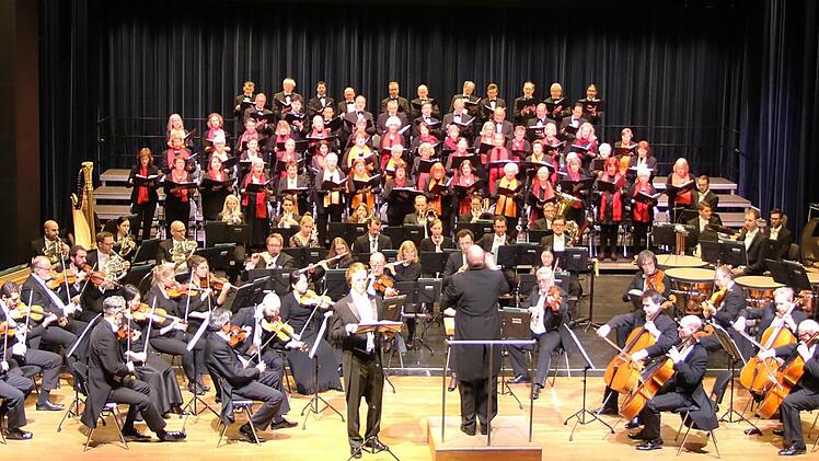 Werke russischer Komponisten brachten der Philharmonische Chor Bayreuth und die Hofer Symphoniker in der Dr.-Stammberger-Halle zu Gehör. Als Solist glänzte dabei der Bassbariton Andrew Nolen (vorne im Bild). Foto: Klaus Klaschka