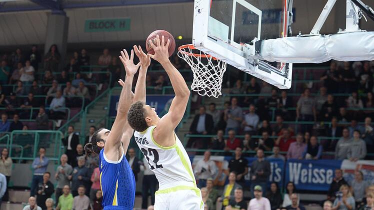 Reid Travis trifft in den Korb der Zyprioten, links  Christos Loizides. Foto: Peter Mularczyk