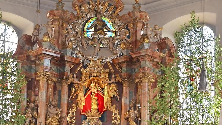 Mit strahlenden Augen führt Annette Urban als zertifizierte Kirchenführerin die Besucher durch die Wallfahrtskirche Mariä Geburt Glosberg. Im Hochaltar befinden sich ganz oben das bunte Glasfenster "Glorie" und in der Mitte des Hochaltars das Marien-Gnadenbild, welches seit 1727 verehrt wird.  Foto: K.- H. Hofmann