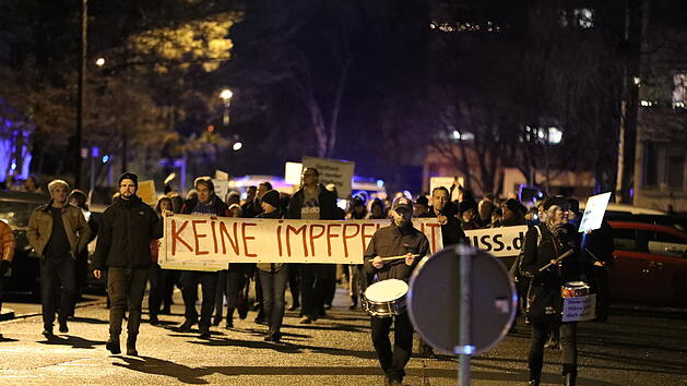 N&uuml;rnberg: 1300 Corona-Ma&szlig;nahmengegner ziehen bei unangemeldetem "Corona-Spaziergang" durch die Stadt