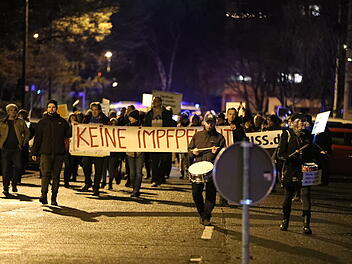 Nürnberg: 1300 Corona-Maßnahmengegner ziehen bei unangemeldetem "Corona-Spaziergang" durch die Stadt