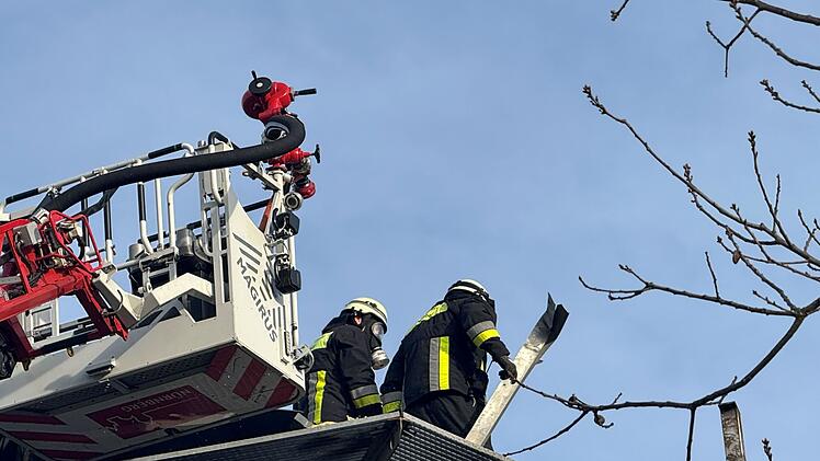 Feuer bricht auf Nürnberger Autohaus aus - Mann muss behandelt werden