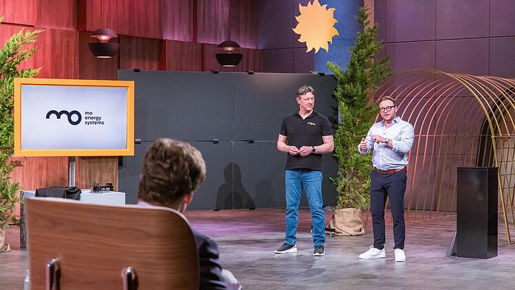 Die beiden Österreicher Manuel (rechts) und Alexander wollen Solar-Panele nicht nur auf Dächern, sondern auch an Hausfassaden anbringen. Eine clevere Idee. Doch ist sie wirklich 800.000 Euro für nur zehn Prozent der Firmenanteile wert?