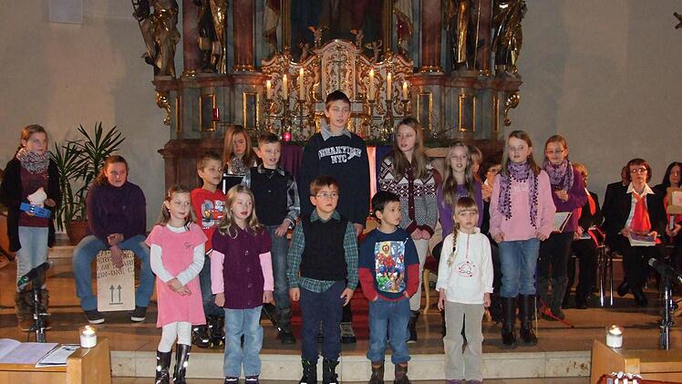 Der Kinderchor beteiligte sich am Adventskonzert mit zwei Liedern.