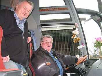 In nahezu allen Ländern Europas kennt er sich aus: Manfred Thiel (sitzend) ist seit 40 Jahren als Busfahrer für die Firma Buckreus unterwegs. Sein Chef Hans Weber (stehend) konnte sich immer auf ihn verlassen.  Foto: Veronika Schadeck