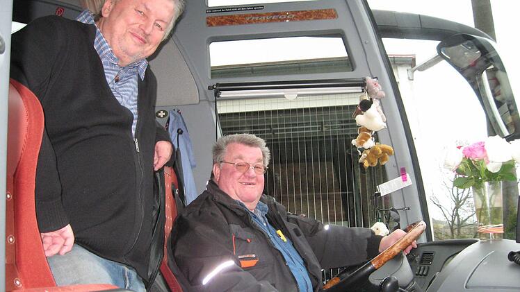 In nahezu allen Ländern Europas kennt er sich aus: Manfred Thiel (sitzend) ist seit 40 Jahren als Busfahrer für die Firma Buckreus unterwegs. Sein Chef Hans Weber (stehend) konnte sich immer auf ihn verlassen.  Foto: Veronika Schadeck
