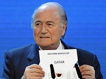 And the winner is - Qatar! FIFA-Boss Sepp Blatter verkündet 2010, dass die Fußball-WM 2022 in den Wüstenstaat (man kann auch Katar sagen) vergeben wird. Da hat er noch nicht gewusst, dass es sommers dort 50 Grad heiß wird. Foto: dpa