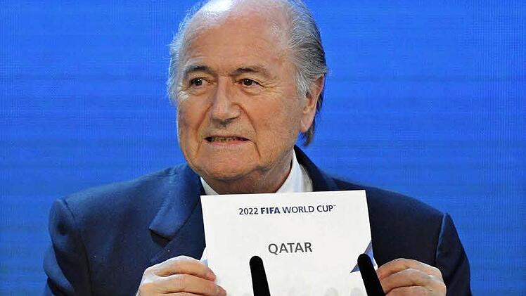 And the winner is - Qatar! FIFA-Boss Sepp Blatter verkündet 2010, dass die Fußball-WM 2022 in den Wüstenstaat (man kann auch Katar sagen) vergeben wird. Da hat er noch nicht gewusst, dass es sommers dort 50 Grad heiß wird. Foto: dpa