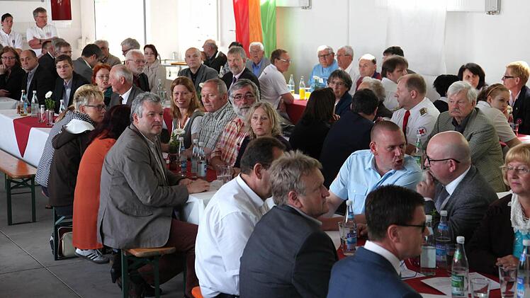 Rund 300 Festgäste nahmen an der Einweihung und Segnung des Rotkreuzhauses mit Rettungswache teil. Die Fahrzeughalle wurde kurzerhand zur Festhalle umfunktioniert.Foto: Michael Will