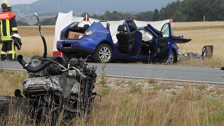 Der Motorblock wurde aus dem Mazda gerissen. Foto: Jürgen Gärtner
