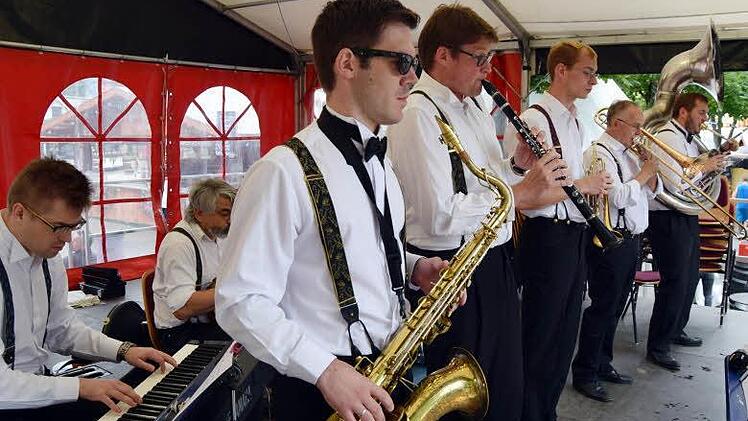 Neu auf dem Schützenanger war in diesem Jahr die Dixie Combo der Keep Swinging Band unter der Leitung von Jochen Schickentanz-Reuter aus Hallstadt und Umgebung. Spielfreude und Spielwitz ließen die Musik zu einem swingenden Erlebnis werden.  Foto: Andreas Welz