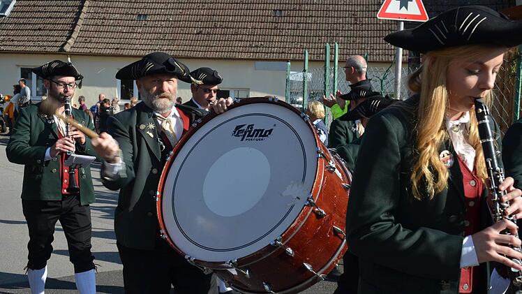 Leo Hartmann spielt die Trommel nur bei Festumzügen. Ansonsten gehört er mit seinem Tenorhorn zum tiefen Blech der Edelweißkapelle. Dieses Foto entstand am 16. Oktober 2016 beim Festumzug anlässlich des 60-jährigen Bestehens der Steinacher Musikanten. Nun wurde Leo Hartmann zum Ehrenmitglied ernannt.  Foto: Kathrin Kupka-Hahn